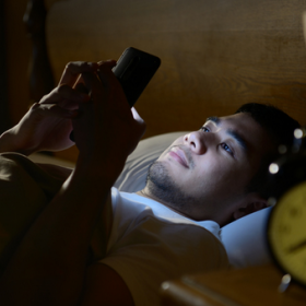 Por que não devemos mexer no celular antes de dormir?