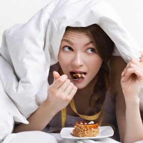Faz mal comer antes de dormir?
