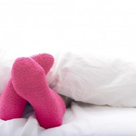 Dormir com meias faz bem?