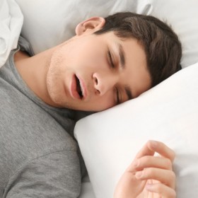 Dormir de boca aberta faz mal para a saúde?