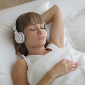 Você sabia que dormir ouvindo música faz bem para a memória?